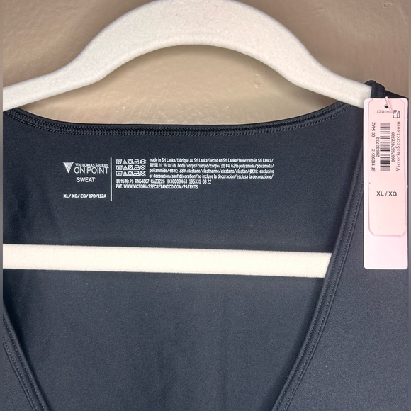 NWT Victoria Secret Workout Top - Picture 2 of 3